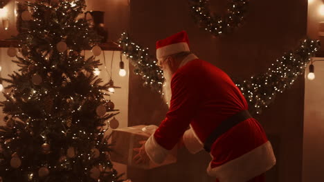 Der-Weihnachtsmann-Bringt-Den-Kindern-Geschenke-Unter-Den-Weihnachtsbaum.-Geben-Sie-Den-Kindern-In-Der-Weihnachtsnacht-Geschenke.-Der-Weihnachtsmann-Legt-Ein-Geschenk-Unter-Den-Weihnachtsbaum.-Hochwertiges-4K-Filmmaterial