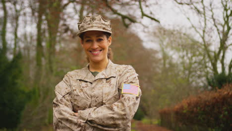 Porträt-Einer-Amerikanischen-Soldatin-In-Uniform,-Die-Auf-Urlaub-Nach-Hause-Zurückkehrt