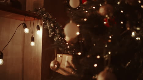 In-Der-Weihnachtsnacht-Liefert-Der-Weihnachtsmann-Geschenke-Nach-Hause,-Während-Alle-Schlafen.-Der-Weihnachtsmann-Wird-Geschenke-Unter-Dem-Weihnachtsbaum-Im-Geschmückten-Haus-Hinterlassen.-Hochwertiges-4K-Filmmaterial