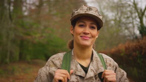 Mujer-Soldado-Estadounidense-En-Uniforme-Llevando-Kitbag-Regresando-A-Casa-Con-Permiso