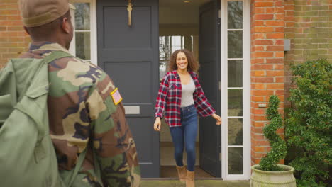 Ein-Amerikanischer-Soldat-In-Uniform-Kehrt-Auf-Urlaub-Nach-Hause-Zu-Seiner-Familie-Zurück-Und-Umarmt-Frau-Und-Kinder-Vor-Dem-Haus