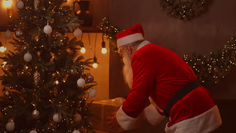 Der-Weihnachtsmann-Geht-Zum-Weihnachtsbaum-Und-Stellt-Eine-Große,-Schöne-Schachtel-Mit-Einem-Geschenk-Für-Ein-Gehorsames-Kind-Hin.-Hochwertiges-4K-Filmmaterial