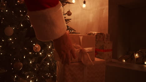 In-Der-Weihnachtsnacht-Liefert-Der-Weihnachtsmann-Geschenke-Nach-Hause,-Während-Alle-Schlafen.-Der-Weihnachtsmann-Wird-Geschenke-Unter-Dem-Weihnachtsbaum-Im-Geschmückten-Haus-Hinterlassen.-Hochwertiges-4K-Filmmaterial