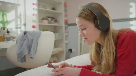 Teenagermädchen-Mit-Drahtlosen-Kopfhörern,-Das-Musik-Oder-Filme-Vom-Mobiltelefon-Streamt-–-Heiß-In-Zeitlupe