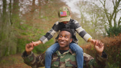 Ein-Amerikanischer-Soldat-In-Uniform-Kehrt-Auf-Urlaub-Mit-Seinem-Sohn-Mit-Armeemütze-Nach-Hause-Zu-Seiner-Familie-Zurück
