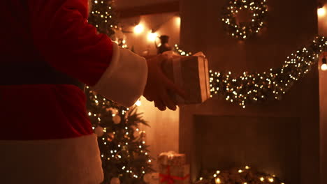 Der-Weihnachtsmann-Bringt-Den-Kindern-In-Der-Weihnachtsnacht-Ein-Geschenk-Und-Stellt-Es-Neben-Den-Weihnachtsbaum-Im-Kinderhaus.-Die-Kamera-überwacht-Die-Übergabe-Des-Geschenks-Unter-Dem-Baum.-Hochwertiges-4K-Filmmaterial
