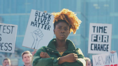 Porträt-Einer-Demonstrantin-Unter-Demonstranten-Mit-Plakaten-Zur-Demonstration-„Black-Lives-Matter“.