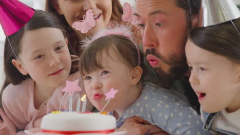 Familia-Con-Hija-Con-Síndrome-De-Down-Celebrando-Juntos-Un-Cumpleaños-Con-Una-Fiesta-En-Casa