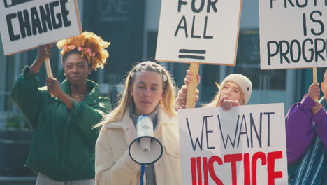 Mujeres-Manifestantes-Con-Pancartas-Y-Megáfono-Sobre-La-Marcha-De-Manifestación-De-Black-Lives-Matter