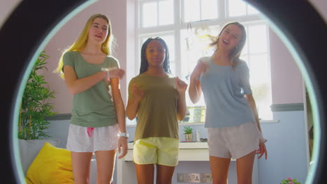 Gruppe-Teenager-Mädchen-Im-Schlafzimmer,-Die-Online-Tanzvideos-Auf-Dem-Mobiltelefon-Für-Soziale-Medien-Aufnehmen