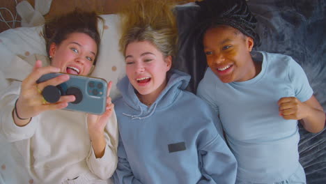 Gruppe-Lächelnder-Multikultureller-Teenager-Freundinnen,-Die-Zu-Hause-Für-Ein-Selfie-Auf-Dem-Mobiltelefon-Posieren