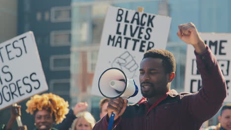 Demonstranten-Mit-Plakaten-Und-Megafon-Zum-Thema-„Black-Lives-Matter“-Demonstrationsmarsch-Gegen-Rassismus