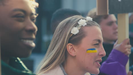 Grupo-De-Manifestantes-Con-Pancartas-En-La-Marcha-De-Manifestación-Contra-La-Guerra-En-Ucrania
