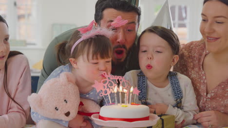 Familie-Mit-Down-Syndrom-Tochter-Feiert-Gemeinsam-Geburtstag-Mit-Party-Zu-Hause
