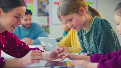 Grundschüler-Und-Lehrerin-Nutzen-Digitale-Tablets-Im-Unterricht