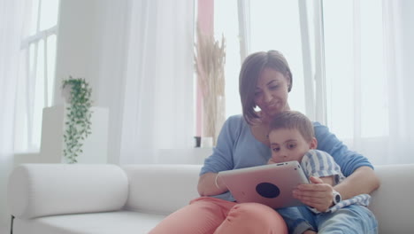 Mutter-Und-Sohn-Spielen-Zu-Hause-Mit-Digitalem-Tablet.-Junge-Mutter-Mit-Ihrem-5-jährigen-Lächeln-Mit-Digitalem-Tablet-Zu-Hause