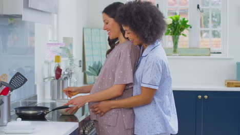 Schwangeres-Gleichgeschlechtliches-Paar-Bereitet-Morgendliche-Pfannkuchen-In-Der-Küche-Zu