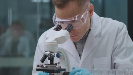 Forensischer-Experte-Erforscht-Analysen-Und-Beweise-Im-Labor-Und-Untersucht-Unter-Dem-Mikroskop-Blut-DNA-Und-Chemikalien