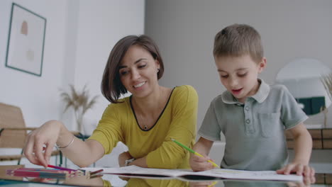 Mother-with-the-baby-son-with-colored-pencils-and-laugh