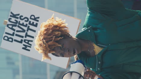 Vídeo-Vertical-De-Manifestantes-Con-Pancartas-Y-Megáfono-Sobre-La-Marcha-De-Manifestación-De-Black-Lives-Matter.