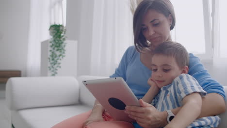 Mutter-Und-Sohn-Spielen-Zu-Hause-Mit-Digitalem-Tablet.-Junge-Mutter-Mit-Ihrem-5-jährigen-Lächeln-Mit-Digitalem-Tablet-Zu-Hause