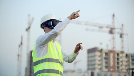 Ein-Arbeiter-Auf-Der-Baustelle-Mit-VR-Brille-Smart-City