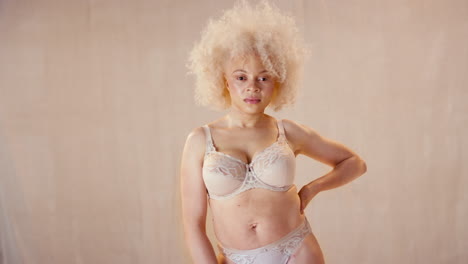 Studioporträtaufnahme-Einer-Selbstbewussten-Natürlichen-Albino-Frau-In-Unterwäsche,-Die-Körperpositivität-Fördert