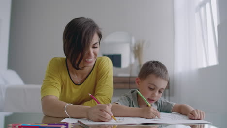 Junge-Frau-Und-Kind-Zeichnen-Zusammen-Bild-Mit-Bleistiften-In-Wohnung