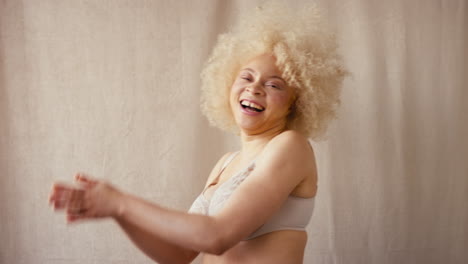 Retrato-De-Estudio-De-Una-Mujer-Albina-Natural-Segura-En-Ropa-Interior-Que-Promueve-La-Positividad-Corporal