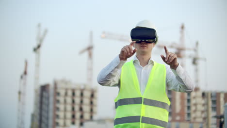 A-Worker-on-Construction-site-with-VR-glasses-smart-city