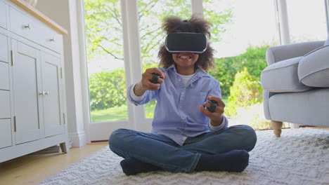 Junge-Sitzt-Auf-Dem-Boden-In-Der-Lounge-Und-Trägt-Ein-VR-Headset-Und-Spielt-Ein-Schießcomputerspiel