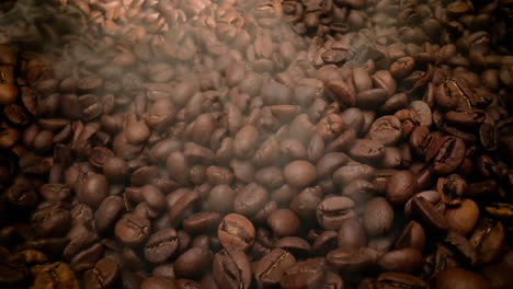 Nahaufnahme-Von-Kaffeesamen.-Duftende-Kaffeebohnen-Sind-Gerösteter-Rauch-Kommt-Von-Kaffeebohnen.