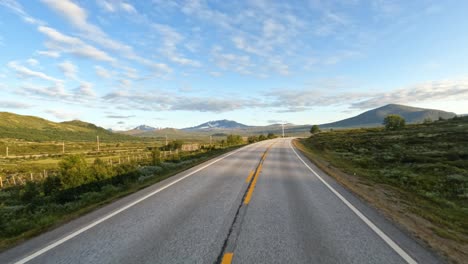 Conduciendo-Un-Coche-Por-Una-Carretera-De-Noruega.