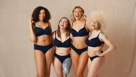 Eine-Gruppe-Befreundeter-Frauen-Mit-Einer-Prothese-In-Unterwäsche-Fördert-Die-Körperpositivität-Und-Lacht
