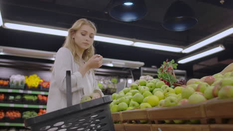 Attraktive-Junge-Frau,-Die-Auswahl-Von-Apple-An-Obst-Gemüse-Supermarkt-Marktplatz