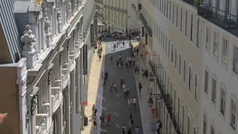 Ein-Blick-Von-Oben-Auf-Eine-Sonnige-Carmo-Straße-In-Lissabon