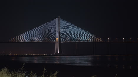 Puente-Vasco-Da-Gama-De-Noche