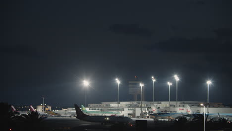 Nachtansicht-Des-Flughafens-Lanzarote-Auf-Den-Kanarischen-Inseln