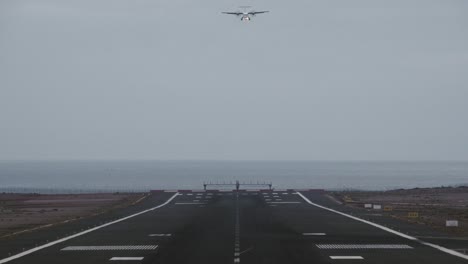 Arrival-of-the-airplane-Jet-landing