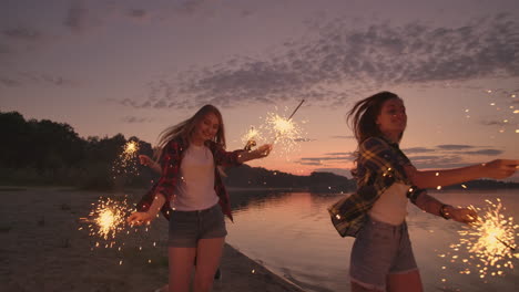 Group-of-friends-having-fun-running-on-the-beach-with-sparklers