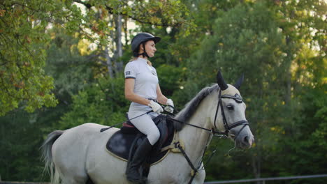 Horsewomen-is-riding-on-her-horse.-Women-has-an-equitation-skills.