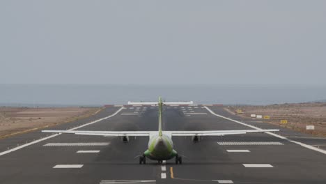 Flugzeuge-Starten-Von-Der-Landebahn-Am-Meer