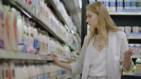 Frau-Wählt-Und-Kauft-Frische-Bio-Milchprodukte-Im-Supermarkt
