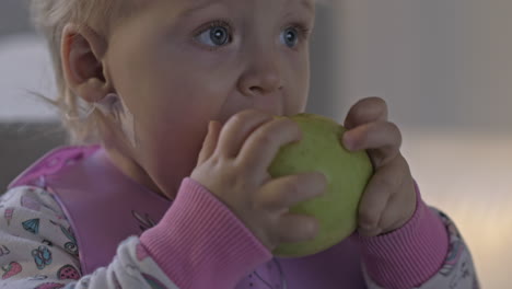 Kleines-Mädchen,-Das-Einen-Snack-Mit-Apfel-Isst