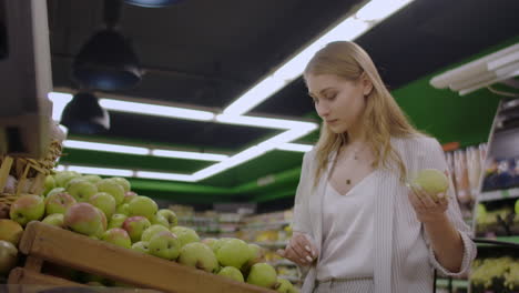 Mujer-Seleccionando-Manzanas-Rojas-Frescas-En-La-Tienda-De-Comestibles-Venta-De-Supermercado-Mercado-De-Compras-Tomando-Comida-Eligiendo-Manzanas-Chica-Con-Bolsa-Comprando-Manzanas-En-La-Cesta-De-La-Compra