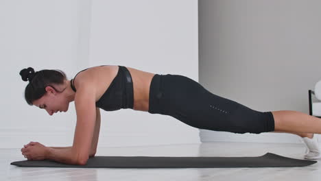 Konzentrierte-Sportlerin-Macht-Plank-Übungen-Zu-Hause-Im-Wohnzimmer