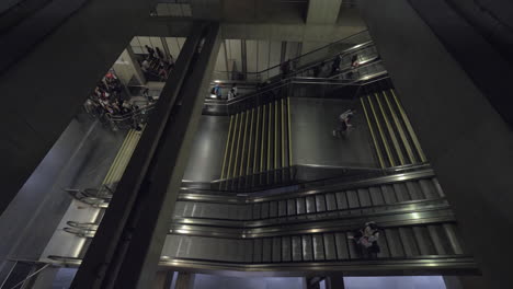 Menschen-Verlassen-Die-U-Bahn-Station-Mit-Der-Rolltreppe-Und-Fahren-Nach-Lissabon,-Portugal
