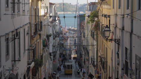 Gelbe-Vintage-Straßenbahn-In-Der-Straße-Von-Lissabon,-Portugal
