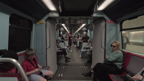 Passagiere-Im-Fahrenden-U-Bahn-Zug-Lissabon-Portugal