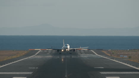 Avión-Aterrizando-Exitosamente-En-La-Pista-Con-Vistas-Al-Mar.